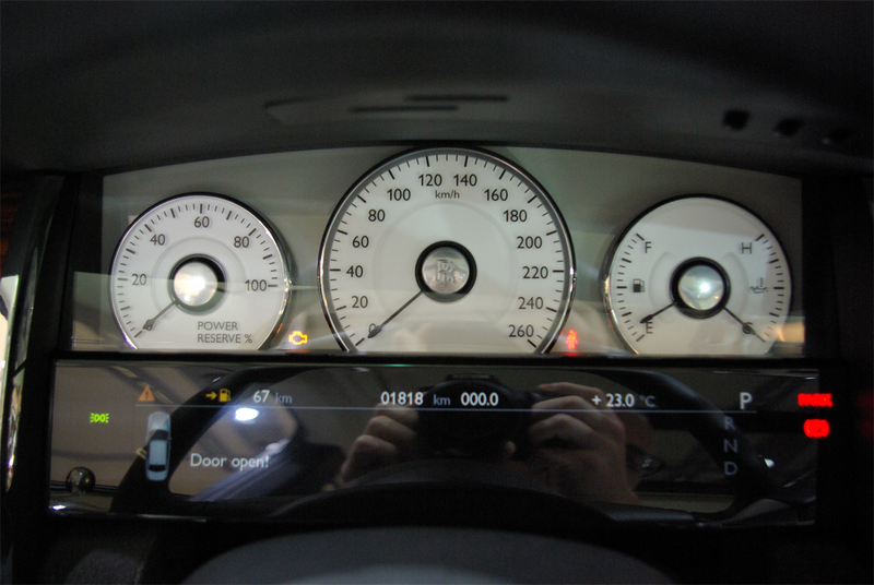 Illustration for article titled Rolls Royce 200EX Auto-Adjusting Purse Holder For The Ladies